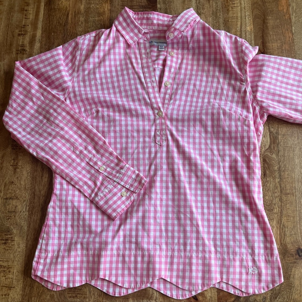 Southern Tide xs Pink Gingham Blouse with Scalloped edge.